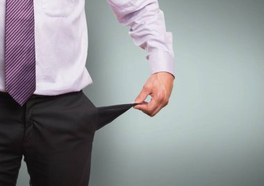 Midsection boş cep ayakta yeşil arka plana karşı gösterilen işadamı