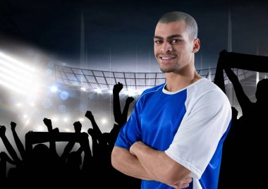 fanlar ve alanın önünde mavi t-shirt ile mutlu futbolcu