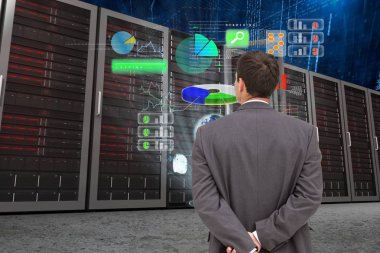 Grafik veri merkezindeki izlerken işadamı