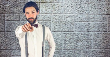 Yaratıcı iş adamı duvara dururken el hareketi