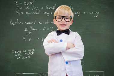 Çocuk okul Kutsal ile kara tahta önünde bir profesör gibi giyinmiş