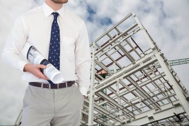 İnşaat alanı içinde ayakta planları ile mimar