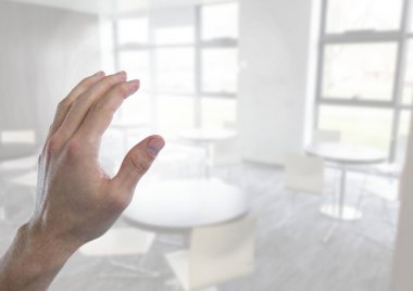 Parlak oda dokunmadan el