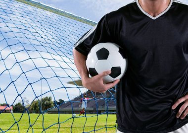 futbolcu kalenin önünde kolunda topla