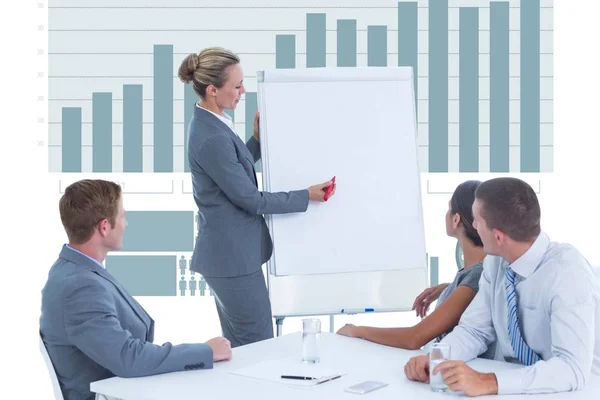 Empresaria escribiendo en un gráfico durante una reunión de negocios —  Fotos de Stock