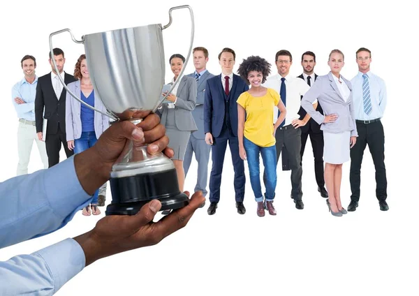 Бізнес рука з трофеєм перед працівниками компанії — стокове фото