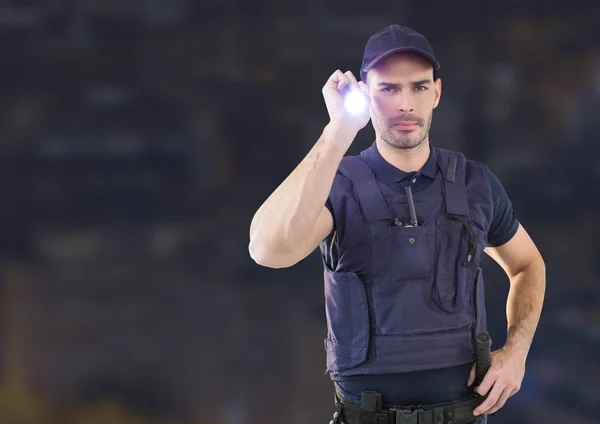 Hombre de seguridad afuera en la ciudad nocturna — Foto de Stock