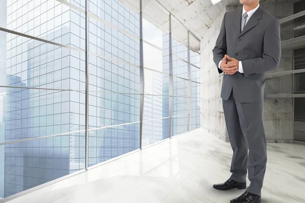 Επιχειρηματίας που στέκεται πάνω σε ένα κτίριο — Φωτογραφία Αρχείου