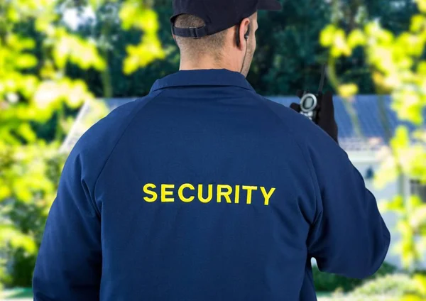 Guardia de seguridad en frente de la casa —  Fotos de Stock