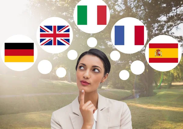 A nő gondolkodás fő nyelveken a parkban — Stock Fotó