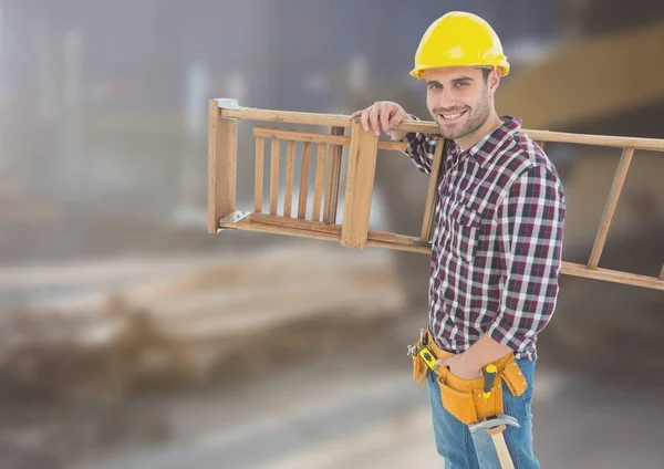 Trabalhador de construção com escada — Fotografia de Stock