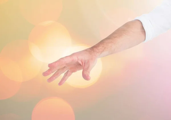 Nyílt, csillogó fény bokeh háttér után nyúló kéz — Stock Fotó