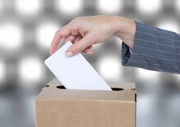 Hand legt Stimme in Wahlurne — Stockfoto