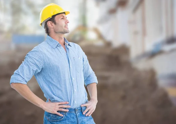 Obrero de la construcción en frente de la obra — Foto de Stock