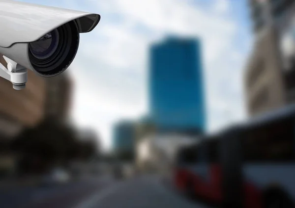 Камера видеонаблюдения против зданий — стоковое фото