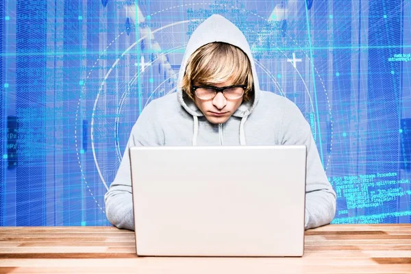 Hacker met behulp van een laptop met een blauwe achtergrond van digitale — Stockfoto