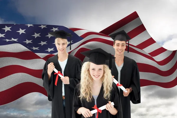 Estudiantes graduados contra bandera americana — Foto de Stock