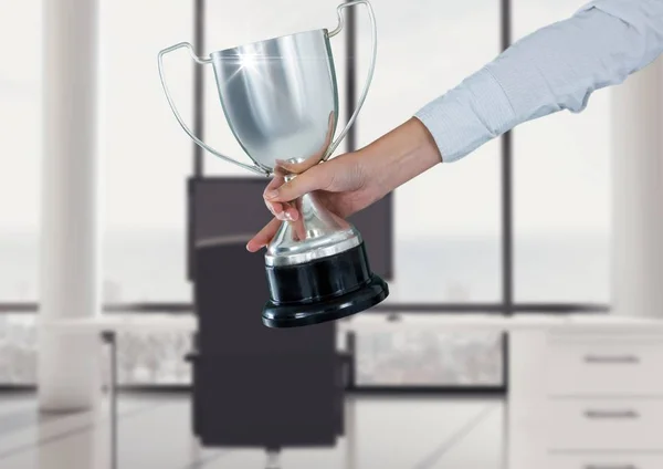 Mão de negócios com troféu no escritório — Fotografia de Stock
