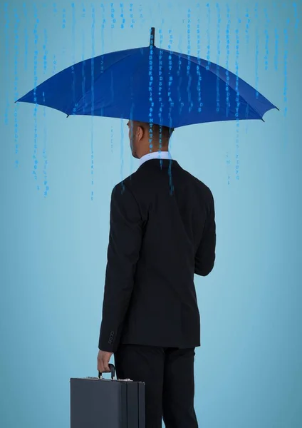 Rückseite des Geschäftsmannes mit Regenschirm vor blauem Hintergrund und blauem Code — Stockfoto