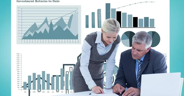 Üzletemberek reszelő dosszié és dokumentumok ellen grafikonok megvitatása — Stock Fotó