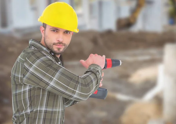 木匠用钻在建筑工地上 — 图库照片