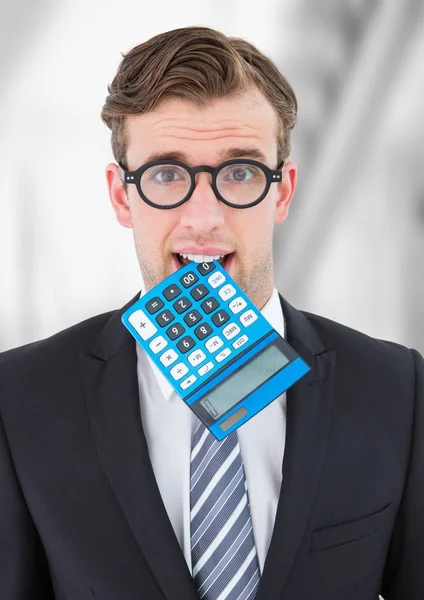 Hombre con calculadora en boca contra fondo gris borroso —  Fotos de Stock