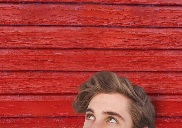 Hipster mężczyzna niespodzianka z czerwonym tle drewna — Zdjęcie stockowe