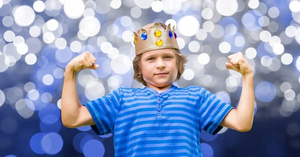 Barn med king crown och blå tee shirt och blå bakgrund — Stockfoto