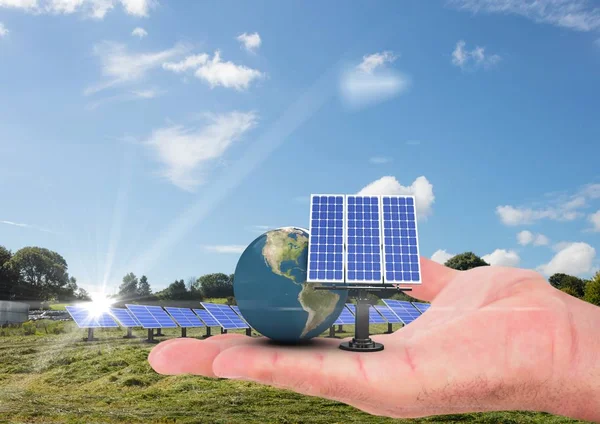 Солнечная панель и земля под рукой возле озера — стоковое фото