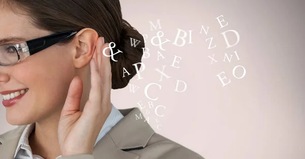 Abgeschnittenes Bild einer Geschäftsfrau, die Alphabete hört — Stockfoto