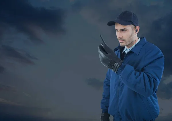 Людина безпеки зовні з блакитним тлом хмарне небо — стокове фото