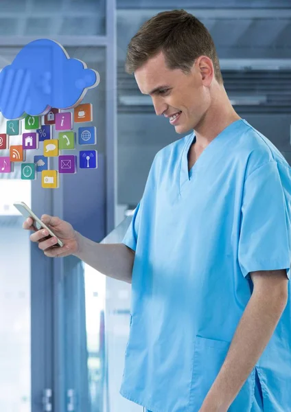 Lekarz, uśmiecha się do telefonu komórkowego z aplikacjami w nowoczesnym pokoju — Zdjęcie stockowe
