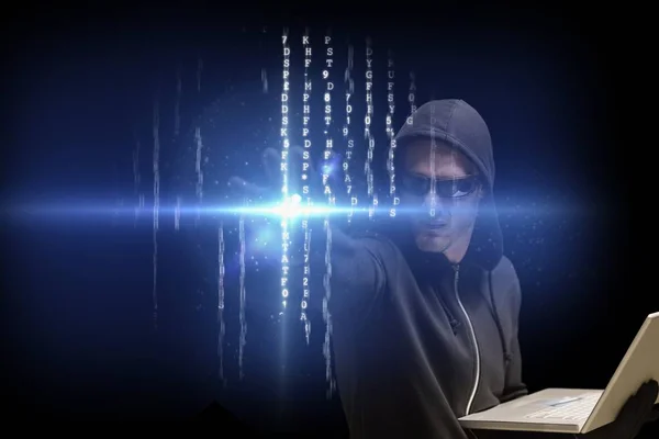 Cyber-Krimineller hält Laptop vor Matrix-Code — Stockfoto