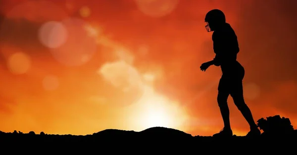 Sziluettjét rögbi játékos ellen ég naplemente alatt mező — Stock Fotó
