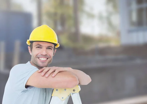 Obrero de la construcción en frente de la obra — Foto de Stock