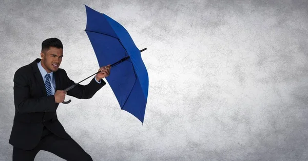 Obchodní muž blokování s deštníkem proti bílým pozadím a grunge překrytí — Stock fotografie