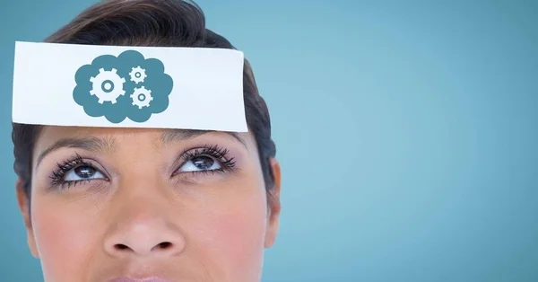 Close up de mulher com cartão na cabeça mostrando nuvem azul — Fotografia de Stock
