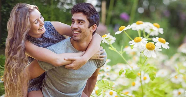 Joven feliz pareja en el parque público —  Fotos de Stock