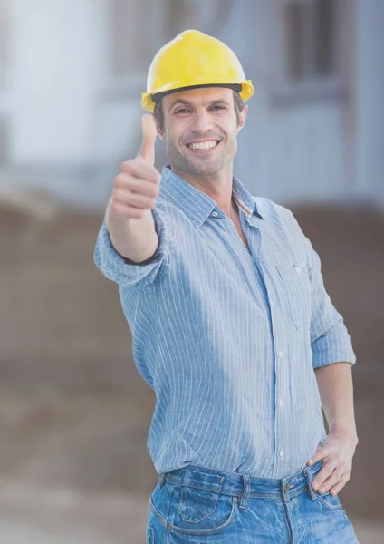 Ouvrier de la construction avec les pouces levés — Photo