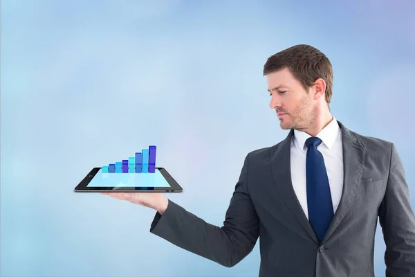 Podnikatel, drží tablet s grafikou — Stock fotografie