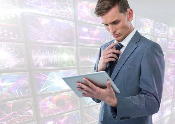 Επιχειρηματίας κρατώντας tablet με φωτεινά πολύχρωμα οθόνες οπτικά εφέ — Φωτογραφία Αρχείου