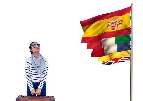 Bendera bahasa utama di dekat wanita muda dengan koper dan kacamata matahari — Stok Foto
