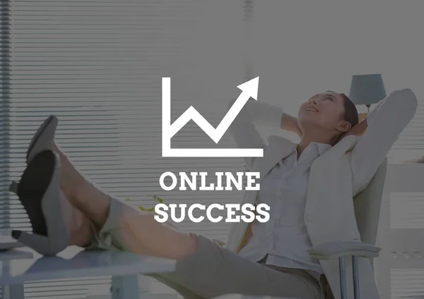 Online succes tekst tegen zakelijke vrouw voeten op Bureau — Stockfoto