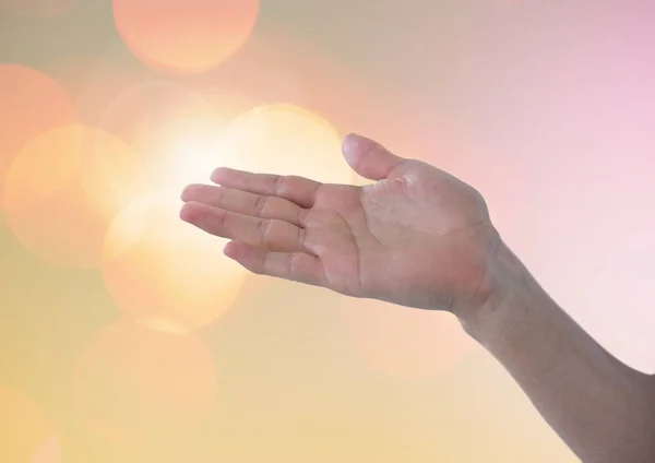 Hand hållning med gnistrande ljus bokeh bakgrund — Stockfoto