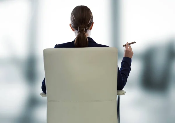 葉巻と明るい窓椅子に座っている実業家 — ストック写真