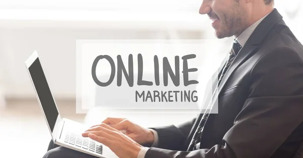 Texto de marketing online contra empresário que trabalha no laptop — Fotografia de Stock