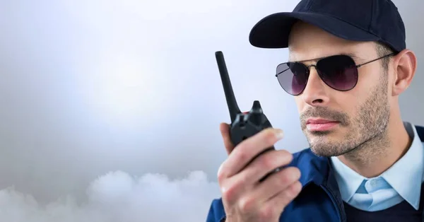 Hombre de seguridad afuera con nubes de fondo brillantes — Foto de Stock