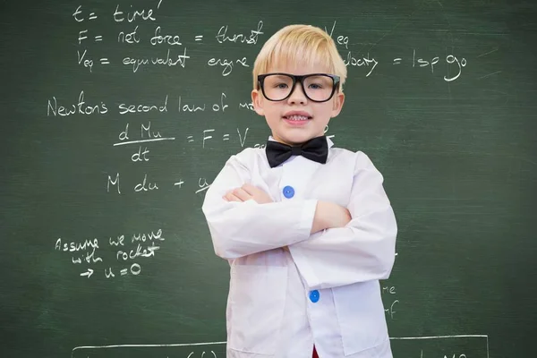 Dítě, oblečené jako profesor před černá deska s školní písmo — Stock fotografie