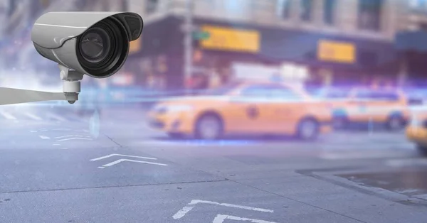 CCTV kamera mot bilar rör sig på vägen i staden — Stockfoto