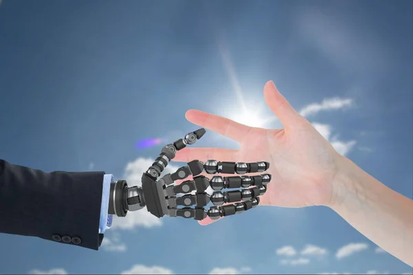 人間の手が空の背景に対してロボットの手に触れて — ストック写真